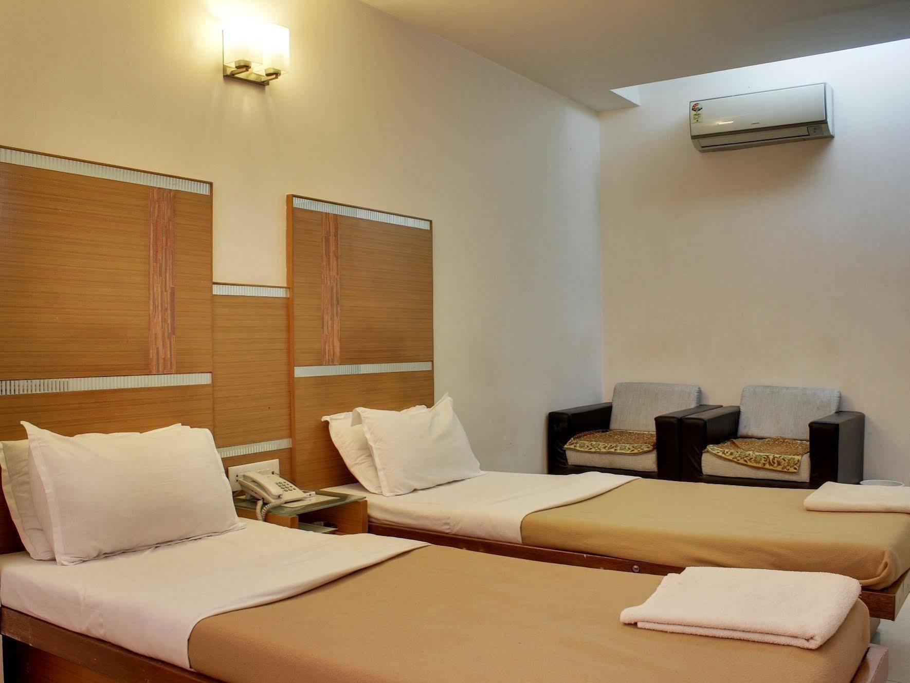 OYO 891 Hotel Kadamb Inn Ahmedabad Exterior foto